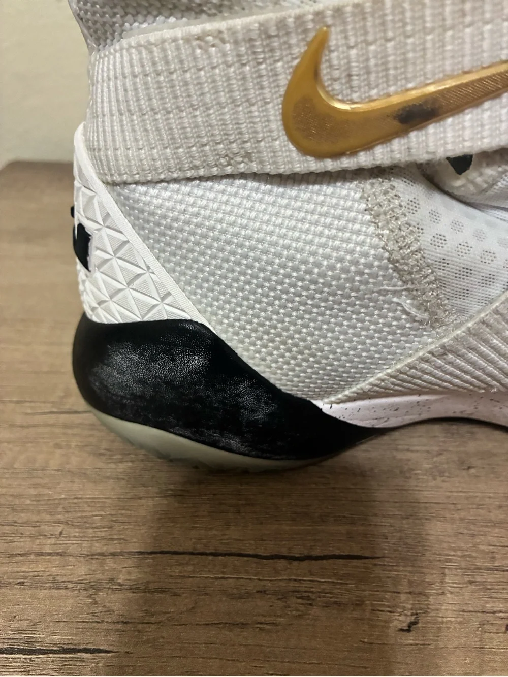 Nike Men’s LeBron Zoom Solider 11 Sneakers